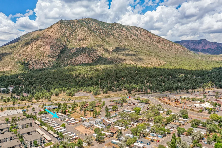 Vista aérea que ubica el lote 122 de Colony al pie del monte Elden