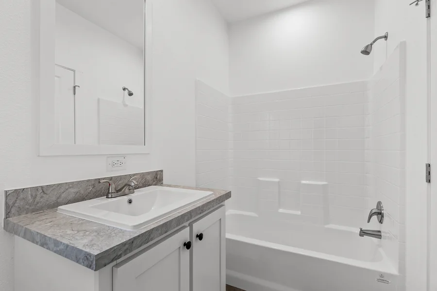 Baño de visitas con tina y regadera