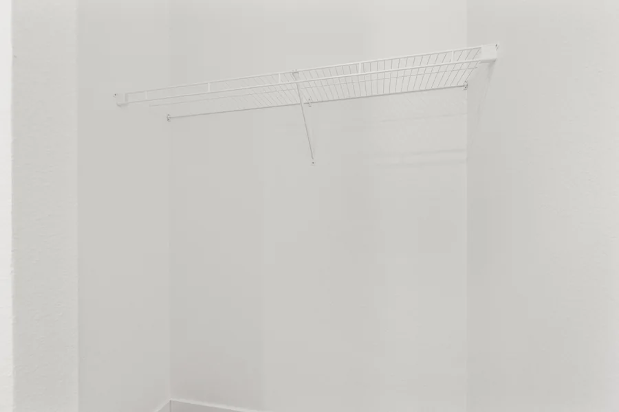 Clóset vestidor con estantes de alambre
